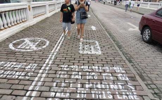 Calçada na China foi marcada para que os viciados nos celulares possam andar