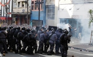 PM e sem-teto entram em confronto durante reintegração de posse em prédio localizado na Avenida São João, no Centro de São Paulo, ocupado por famílias que integram o movimento FLM