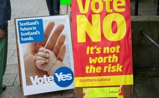 Campanha ‘sim’ e ‘não’ na frente de um colégio eleitoral em Edimburgo.