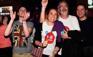 Apoiadores da campanha ‘não’ reagem com festa e alegria ao resultado da apuração do referendo na Escócia. 