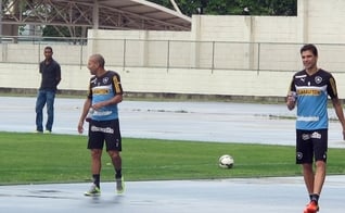 Emerson e Bolivar deixam o campo após conversa com Gottardo