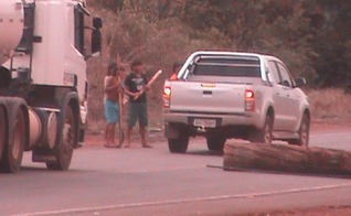 Índios bloqueiam a MT- 170, que liga os municípios de Juína a Brasnorte (MT).