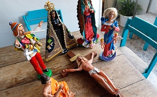 Trazendo Ken e Barbie como Jesus e Nossa Senhora, exposição é suspensa na Argentina