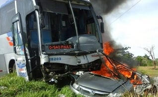 Carro explodiu após batida em ônibus de turismo