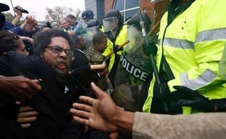 Ativista é derrubado durante confusão com a polícia em um protesto em Ferguson, no Estado do Missouri, EUA. 13/10/2014.