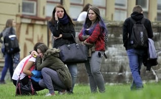 Estudantes choram depois do ataque em escola do ensino médio de cidade da República Tcheca