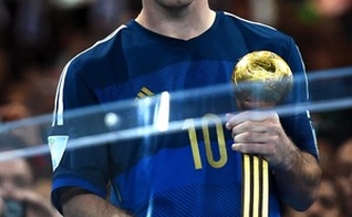 Messi com a Bola de Ouro da Copa após a final no Maracanã: prêmio contestado