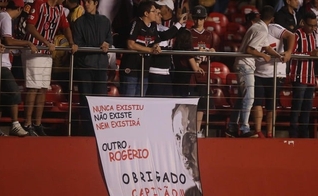 Torcedor do São Paulo leva faixa para homenagear Rogério Cenii 