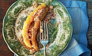 Banana caramelada com farofa de paçoca