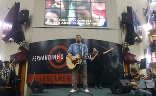 Fernandinho é premiado com Disco de Ouro pelo sucesso de vendas de seu CD Acústico