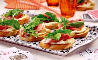 Bruschettas de requeijão presunto e rúcula