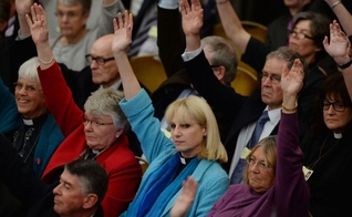 Igreja Anglicana da Inglaterra aprova ordenação de bispas a partir de 2015