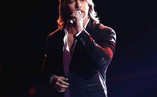 Após emocionar a todos, cantando "Rude Cruz", vencedor do "The Voice" (USA) dedica vitória a Deus