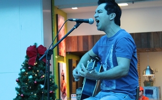 Veja as fotos do Pocket-Show de Regis Danese em Fortaleza (CE)