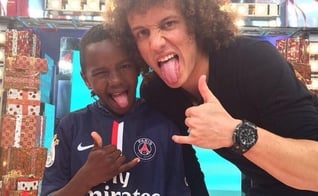 David Luiz ajuda a realizar o sonho de um menino de rua; assista