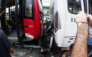 "Foi um milagre", diz homem que escapou da morte ao ter o seu carro prensado por dois ônibus
