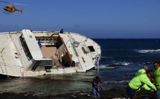 Funcionários do Departamento de Terras e Recursos Naturais do Hawaii (DLNR) trabalham junto a companhias de seguros para remover destroços já encontrados do Hawaii Aloha.