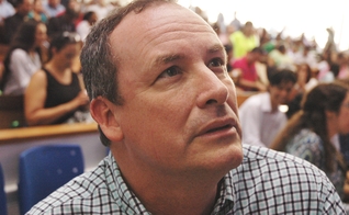 Pastor Woody Butler, da Life Church Charleston, na Escola Profética conduzida pelo Ministério Joel Engel em Campinas (SP).