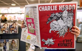 Homem lê a primeira edição do jornal 'Charlie Hebdo' lançada após os ataques de janeiro, nesta quarta-feira (25).
