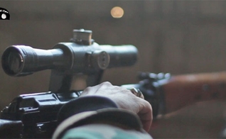 Na internet, um vídeo do Estado Islâmico (EI) mostra uma série de assassinatos cometidos por um atirador de elite, no leste da Síria.