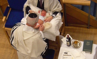 O ritual de circuncisão, conhecido como metzitzah, é comum entre mais de um milhão de judeus ortodoxos que vivem em Nova York, EUA.