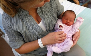 Melanie Chubb segura a filha de 4 dias de idade, Sofia, na maternidade do Hospital Hinchingbrooke em Huntingdon, Inglaterra.