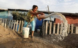 Água poluída é jogado fora no Peru