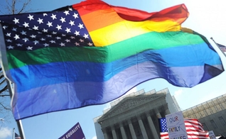 Todos os homossexuais dos Estados Unidos foram processados pela idosa Sylvia Driskell.