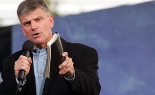 Franklin Graham é filho do grande evangelista Billy Graham e Presidente da 'Bolsa do Samaritano' e da Associação Evangelística Billy Graham.