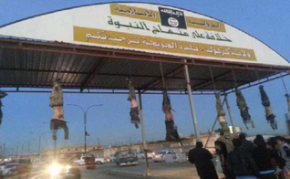 Em Hawija, no Iraque, 8 corpos sem vida foram pendurados em uma estrutura de metal na entrada para a cidade.
