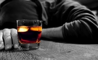 Homem alcoólatra _ imagem ilustrativa 