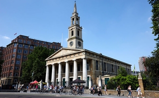 Dezenas de muçulmanos participaram do evento "Mesquita Inclusiva", realizada na igreja de São João, em Londres. 