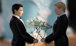 Imagem Ilustrativa: Topo de bolo de um casamento homossexual.