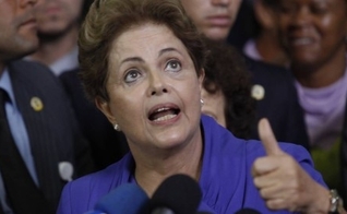 Dilma Rousseff é suspeita de usar de manobras políticas para ajudar Lula a se livrar das investigações da Operação Lava Jato.