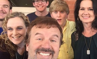 Mark Hall é pastor e líder do grupo norte-americano 'Casting Crowns'