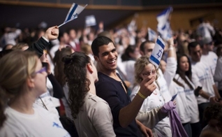Jovens judeus durante festa religiosa. (Foto: Reprodução/ Times Of Israel)