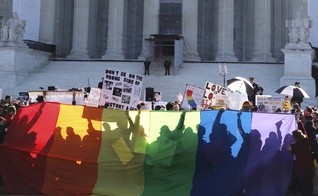 Movimento LGBT e simpatizantes fazem manifestação em frente à Suprema Corte dos EUA.