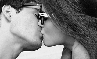 Casal se beijando _ imagem ilustrativa