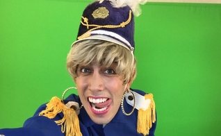 O ator Jonathan Nemer, do canal do YouTube Desconfinados, vestido como Xuxa. (Youtube/ Desconfinados)
