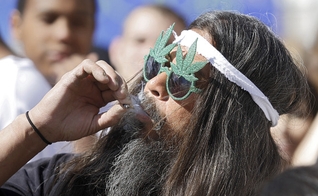Usuário de maconha durante festa. (Marc Piscotty/Getty Images)