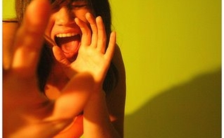 Garota gritando _ imagem ilustrativa