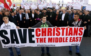 Assírios protestam em solidariedade aos cristãos sequestrados. (Reuters/Mohamed Azakir)