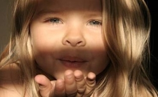 Garota mandando beijo _ imagem ilustrativa