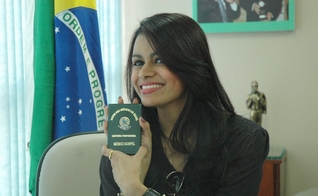 Damares com a carteirinha de registro no prédio da Ordem dos Músicos do Brasil. (Guiame/ Marcos Paulo Corrêa)