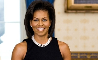 Michelle Obama tem se destacado por sua intensa agenda como primeira-dama, visitando escolas e comunidades, além de ter iniciado uma certa revolução alimentar na cultura norte-americana.
