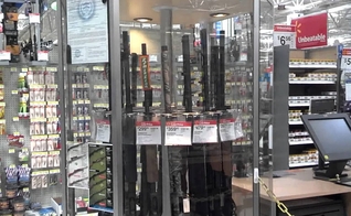 Armas de alta capacidade expostas a venda, em uma unidade do Walmart.