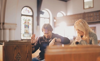 PG grava cena de seu novo clipe no interior da igreja de Newton Corner, com a atriz Alicia, em Boston nos EUA.