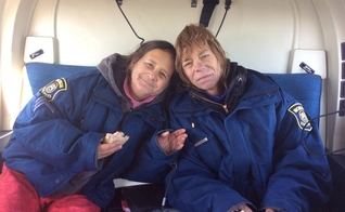 Lee Wright, de 56 anos e Leslie Roy, de 52 anos, ficaram presas na caminhonete em uma estrada estreita, na neve.