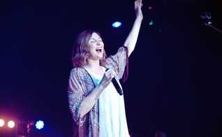 Kim Walker-Smith durante adoração do Jesus Culture em São Paulo.