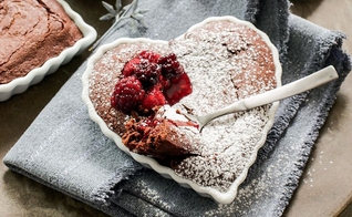 Bolo brownie com calda de frutas vermelhas